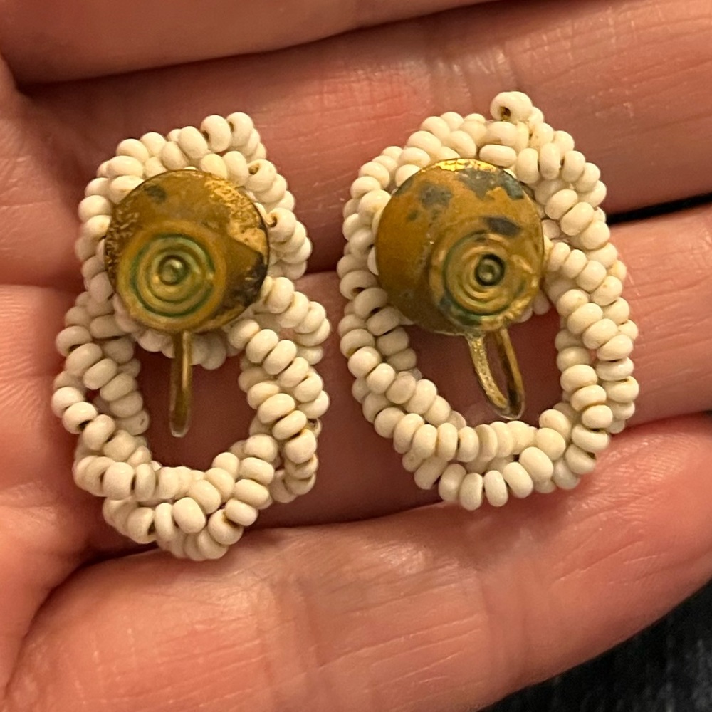 Vintage White glass seed bead screw on earrings possibly unsigned Miriam Haskell - Picture 3 of 4